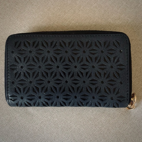 ✨ Tory Burch Perforated Logo Zip Wallet Wristlet – Black Saffiano Leather - Picture 2 of 7